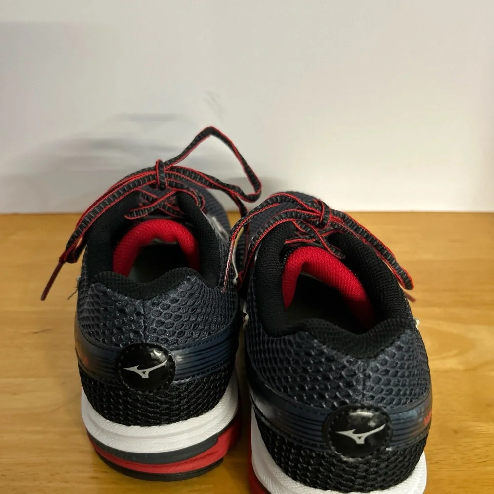 Mizuno athletic shoes